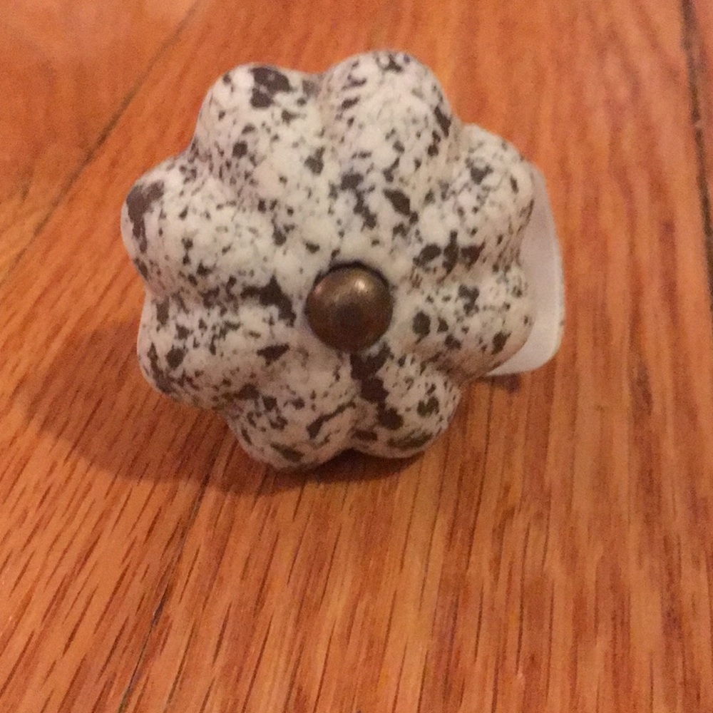 4 flower knobs - Picture 2 of 5